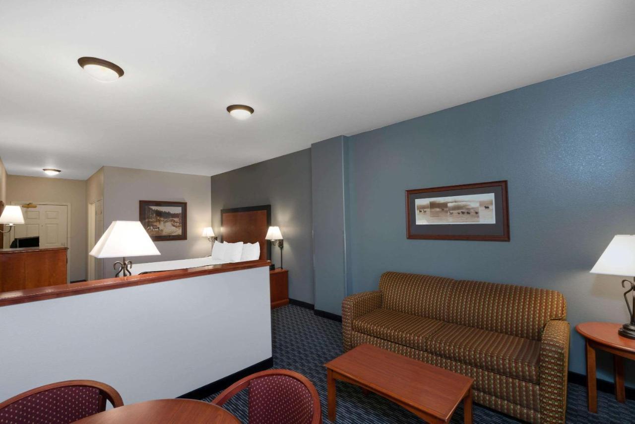 La Quinta By Wyndham Rifle Hotel Exterior photo